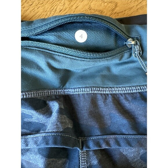 Women Lululemon Size 4 Blue Camo Shorts 2" Inseam Inner Pocket Yoga Exer… - Picture 3 of 12